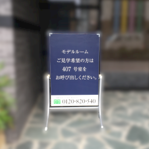 建物の前にあるコロバンの画像